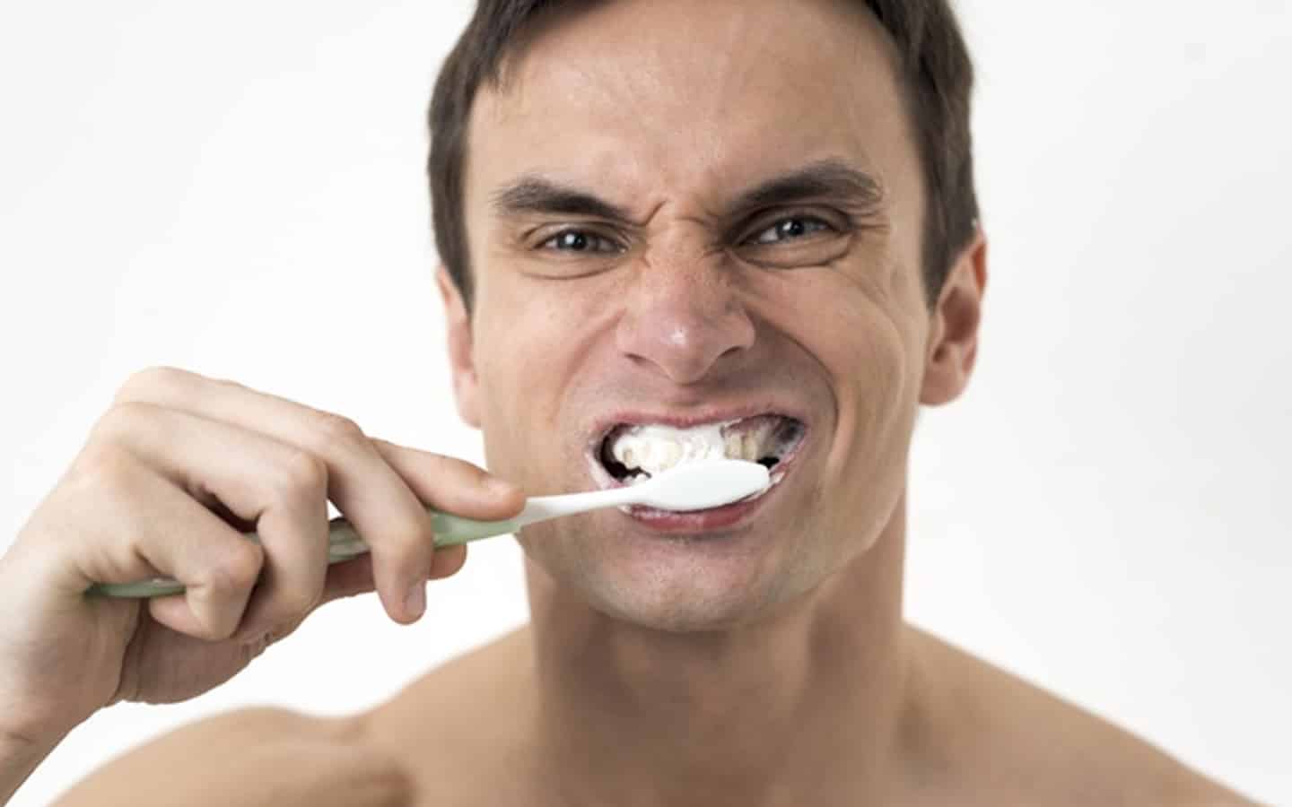 Comment se débarrasser de la mauvaise haleine ? Young Gent