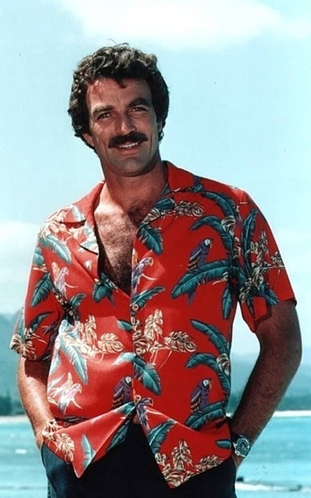 Tom Selleck avec la chemise hawaïenne Magnum