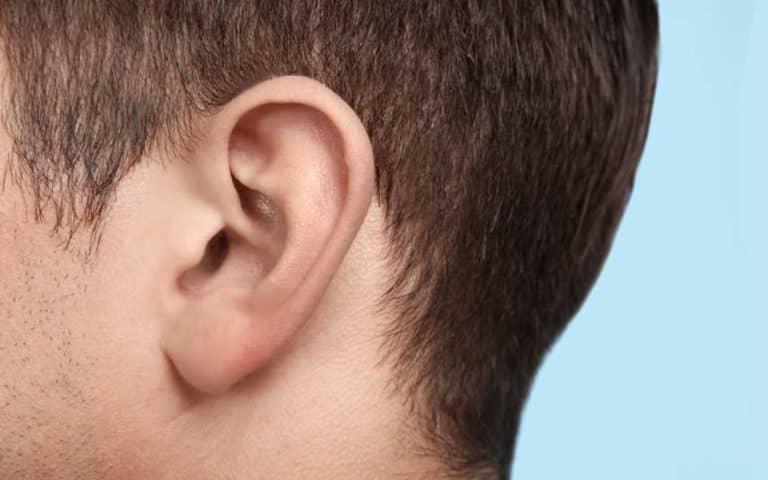 Comment enlever un point noir dans l'oreille ? - Young Gent