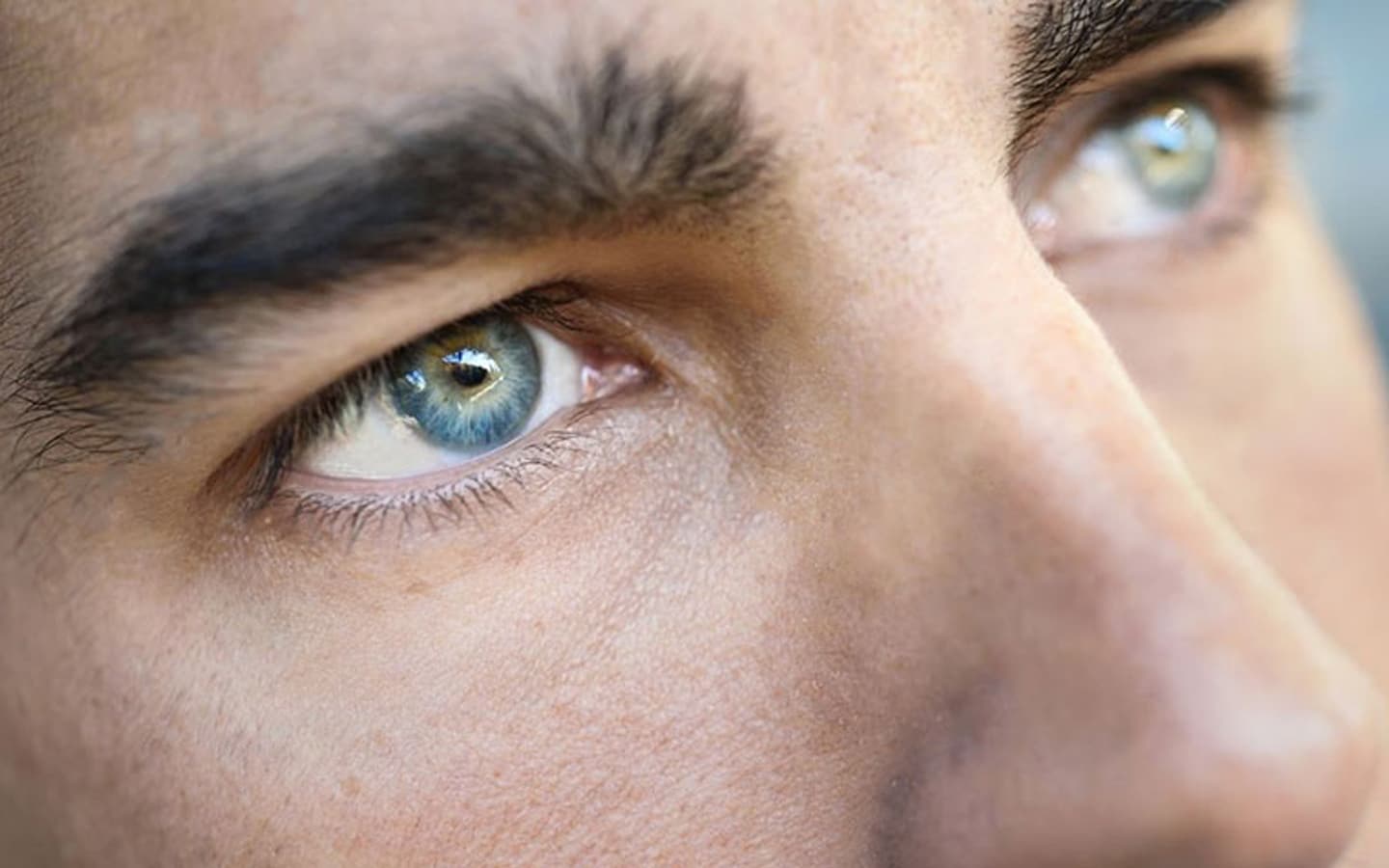 Épilation des sourcils pour homme conseils, techniques, astuces et prix Young Gent