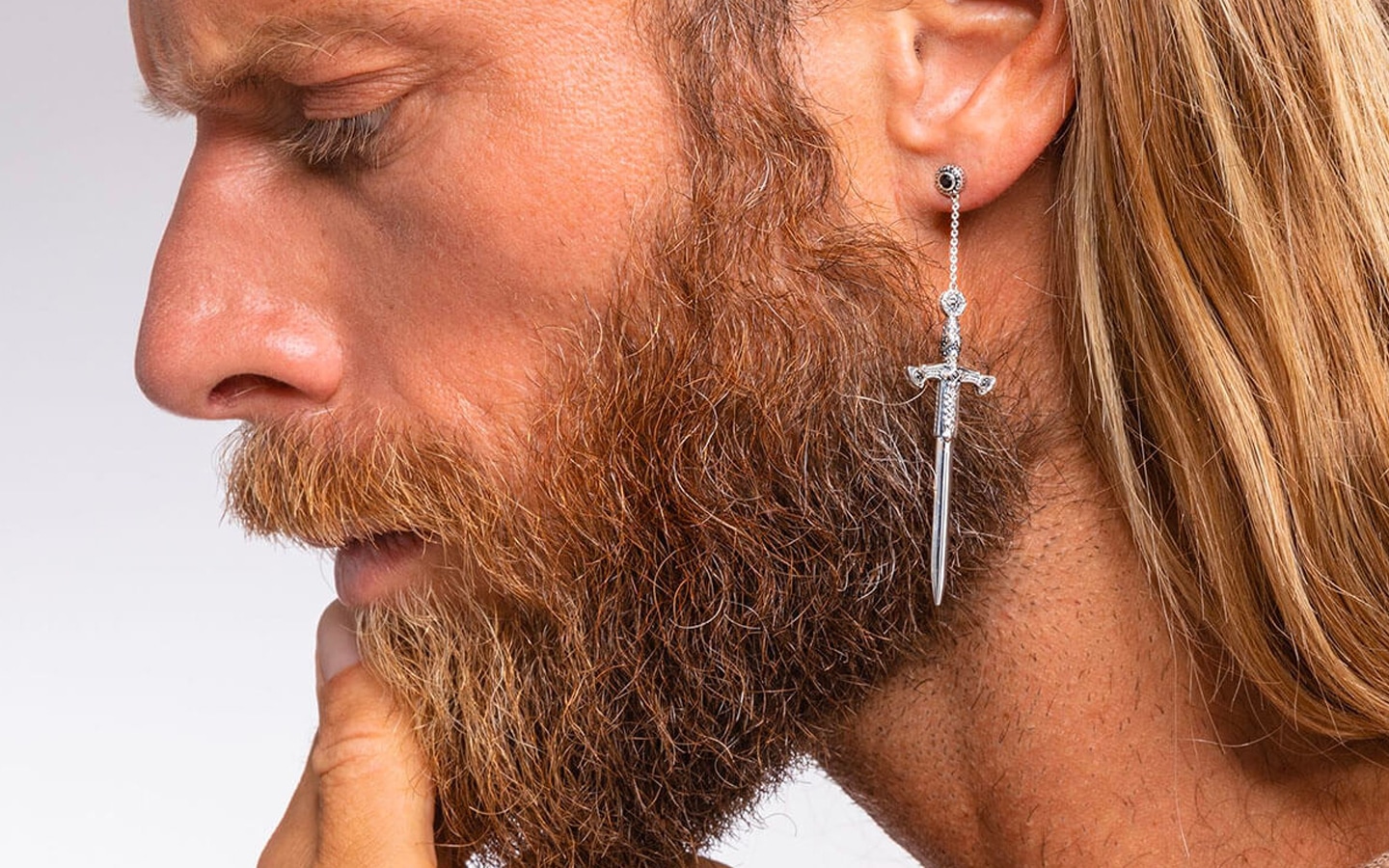 Boucle d’oreille homme Comment la choisir et où porter ? Young Gent