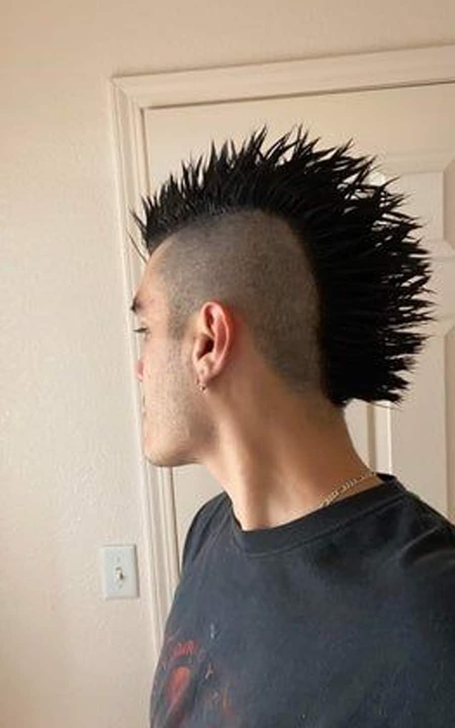 Coupe Iroquoise Homme Comment La Porter Id es Et Inspirations coupe-iroquoise-homme-comment-la-porter-id-es-et-inspirations